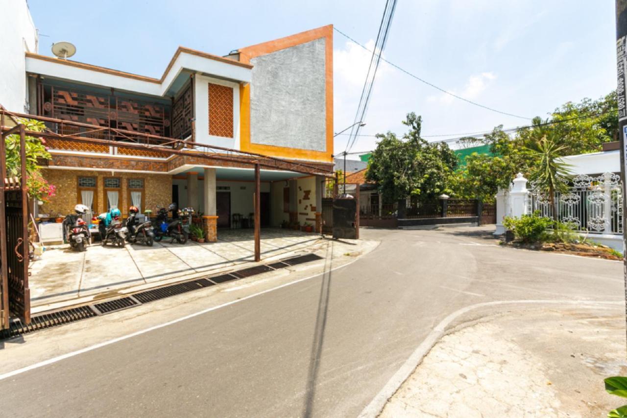 Reddoorz Syariah Near Stadion Manahan Solo 2 Екстер'єр фото